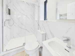Ensuite- click for photo gallery
